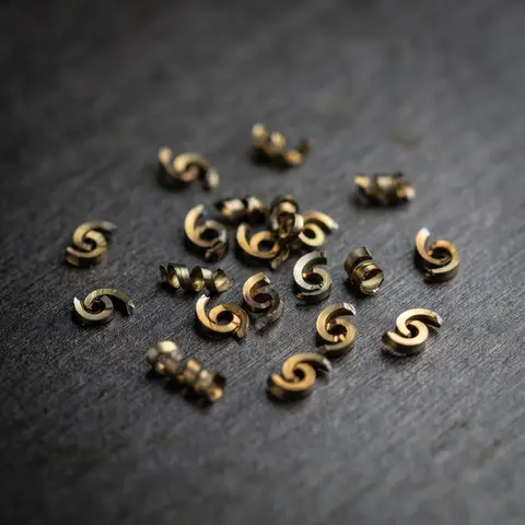 Geram baja spiral pendek berbentuk angka 6 dan 9